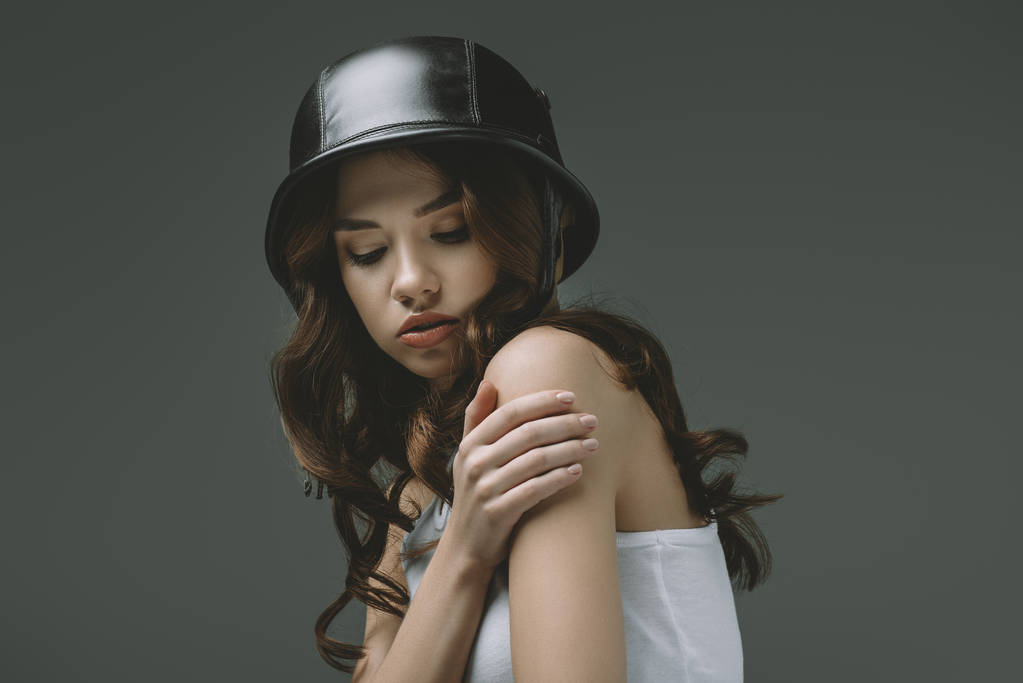 kaunis nuori tyttö sotilaallinen kypärä, eristetty harmaa
 - Valokuva, kuva