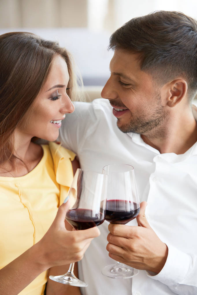 Pareja enamorada bebiendo vino en restaurante
. - Foto, Imagen