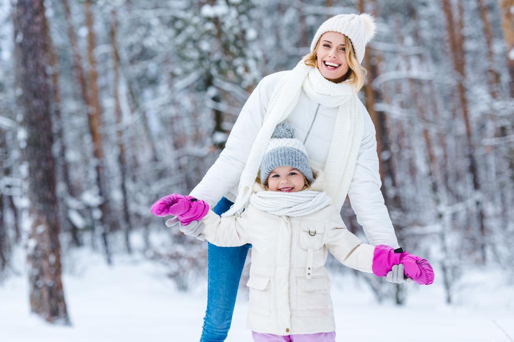 téli park-boldog fiatal család portréja - Fotó, kép
