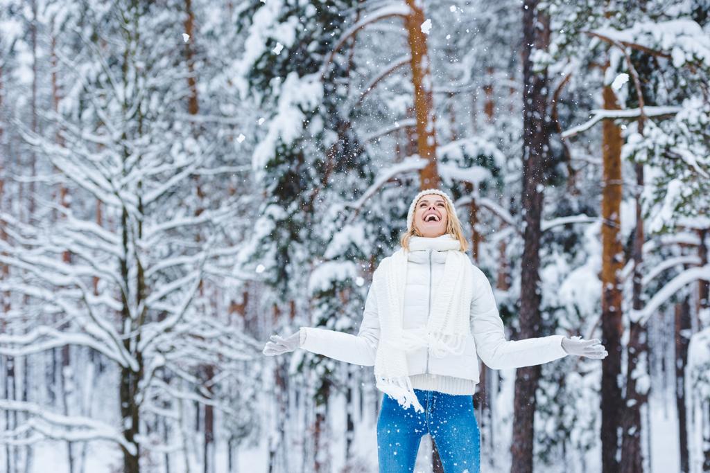 portret wesoły młoda kobieta gra na śniegu w zimie park - Zdjęcie, obraz