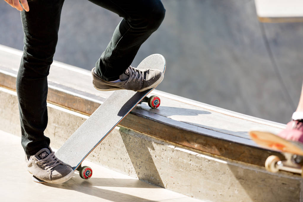 adolescent garçon skateboard à l'extérieur
 - Photo, image