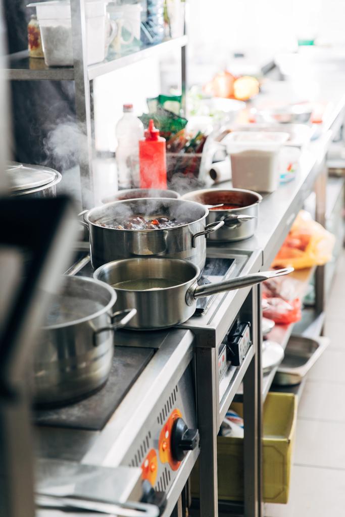 variace jídla vaří v rendlíky v restauraci kitchen - Fotografie, Obrázek