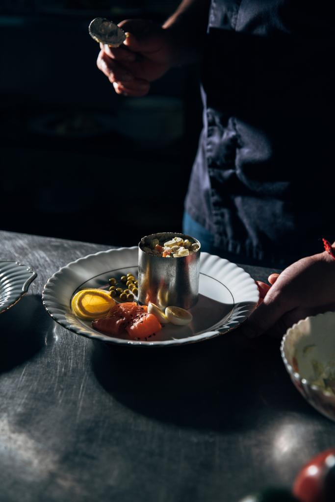 Oříznout záběr šéfkuchař připravuje salát s tvářecí trubice v restauraci - Fotografie, Obrázek