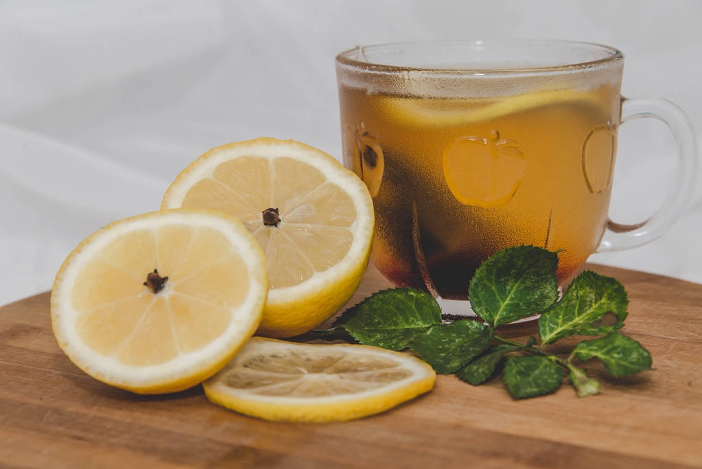 чай з лимоном і гілочкою троянди
 - Фото, зображення