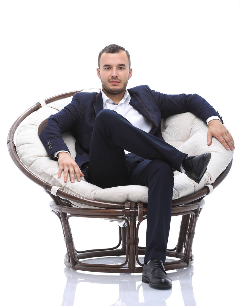 νέος επιχειρηματίας που κάθεται σε μια άνετη καρέκλα - Φωτογραφία, εικόνα