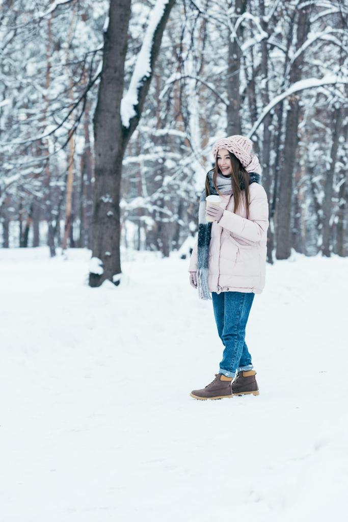 公園の冬の日に行きコーヒーと冬服で魅力的な女性 - 写真・画像