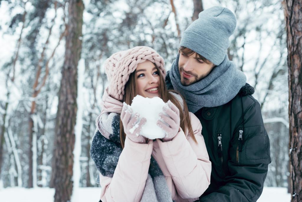 jovem casal se divertindo juntos na floresta nevada
 - Foto, Imagem