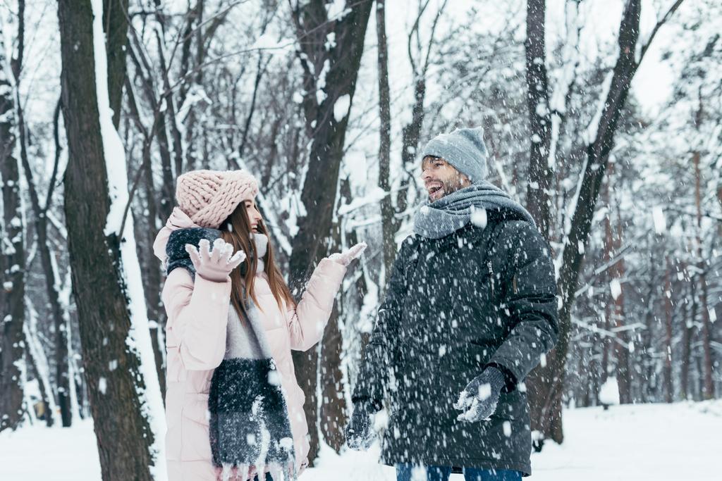 jovem casal se divertindo juntos na floresta nevada
 - Foto, Imagem