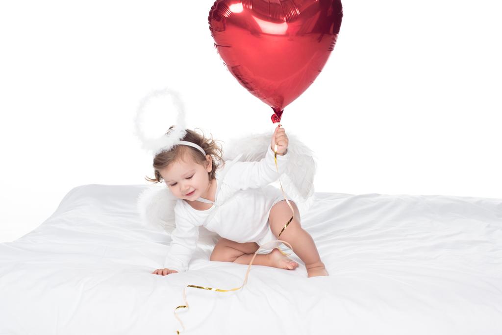 маленький ангел з крилами і німусом, що тримає серцеву кулю, ізольований на білому
 - Фото, зображення