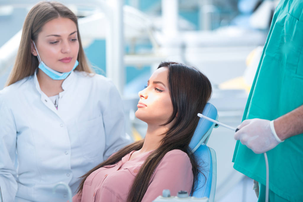 Doctor hablando con su paciente. Concepto de dentista
 - Foto, Imagen