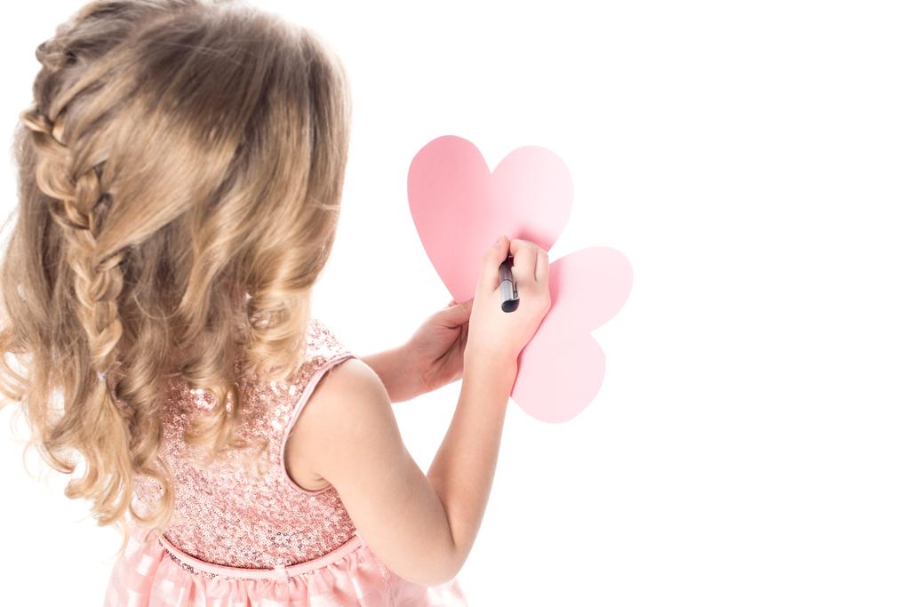 blonde kind schrijven valentines wenskaart, geïsoleerd op wit - Foto, afbeelding
