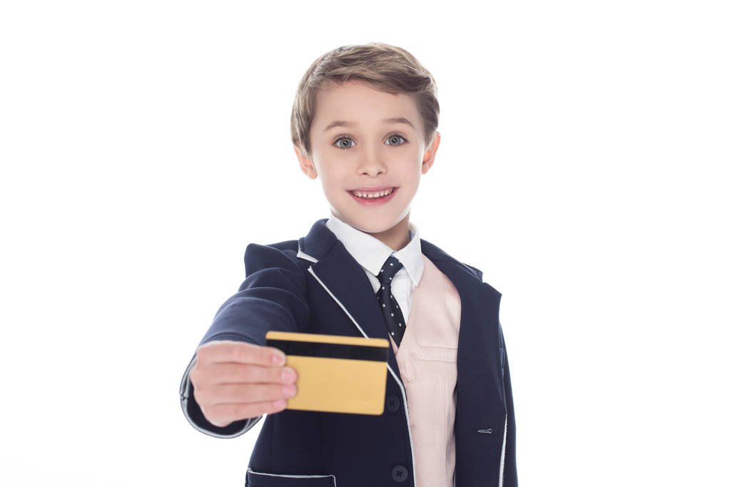 маленький хлопчик тримає золоту кредитну картку, ізольований на білому
 - Фото, зображення