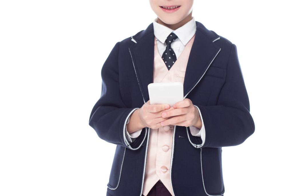 küçük çocuk üzerinde beyaz izole smartphone kullanarak kırpılmış görünümü - Fotoğraf, Görsel