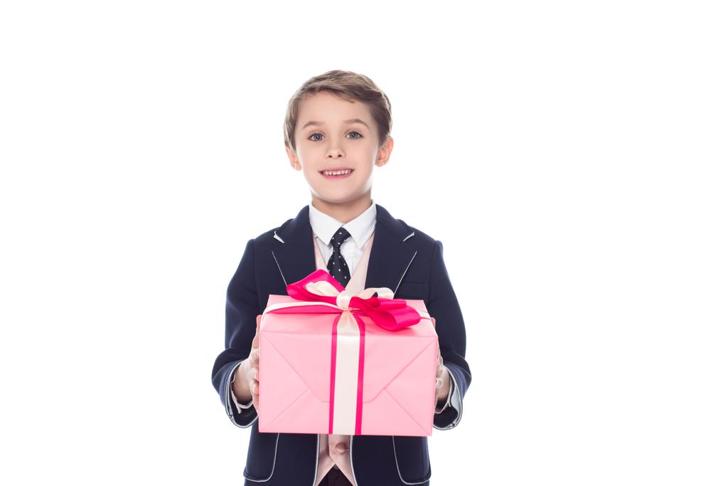 piccolo ragazzo in possesso di scatola regalo, isolato su bianco
 - Foto, immagini