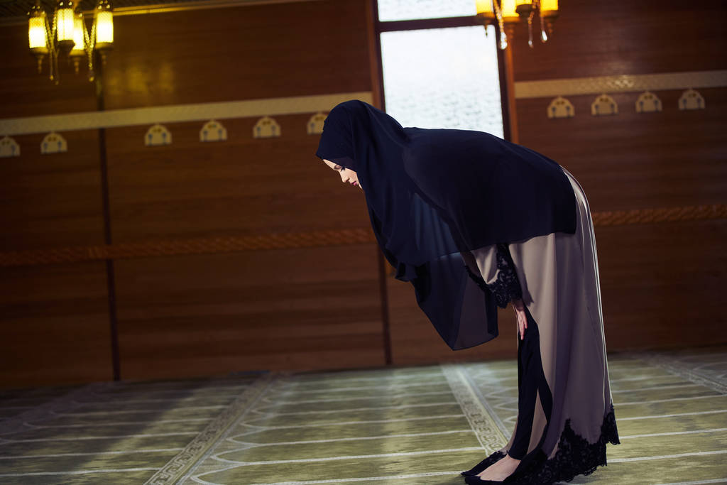 Mujer musulmana joven rezando en la mezquita - Foto, imagen