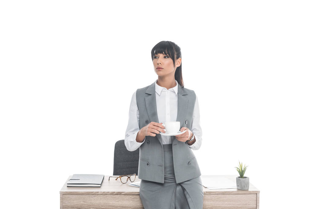 бізнес-леді стоїть з чашкою кави ізольовані на білому
 - Фото, зображення