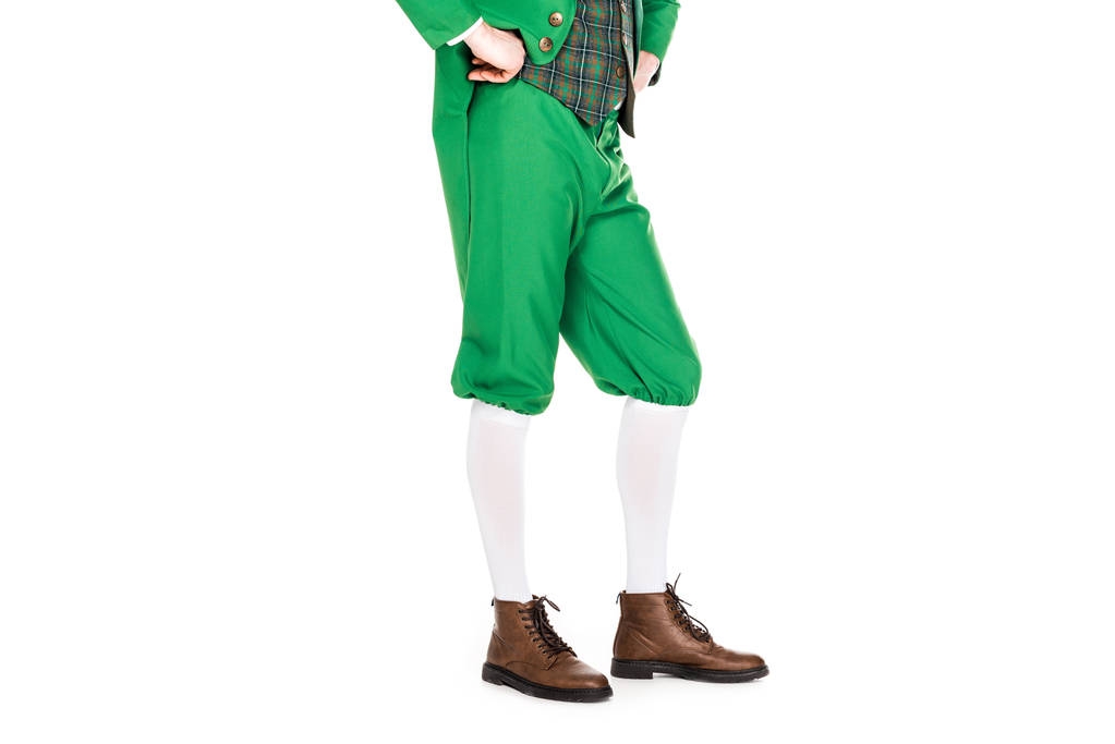χαμηλό τμήμα της ο άνθρωπος στο κοστούμι πράσινο leprechaun, απομονώνονται σε λευκό - Φωτογραφία, εικόνα