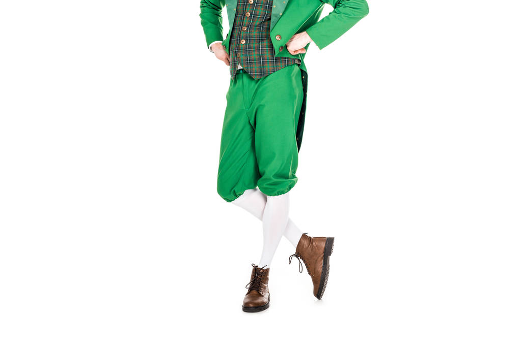περικοπεί άποψη για τον άνθρωπο στο leprechaun πράσινο κοστούμι, απομονώνονται σε λευκό - Φωτογραφία, εικόνα