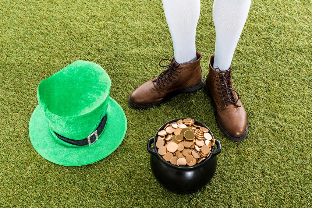 緑の芝生に金と帽子のポットとレプラコーンのビューをトリミング - 写真・画像