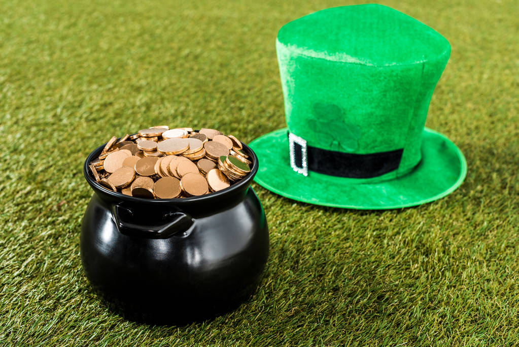 zielony kapelusz i garnek złota na trawie dla st patricks day - Zdjęcie, obraz