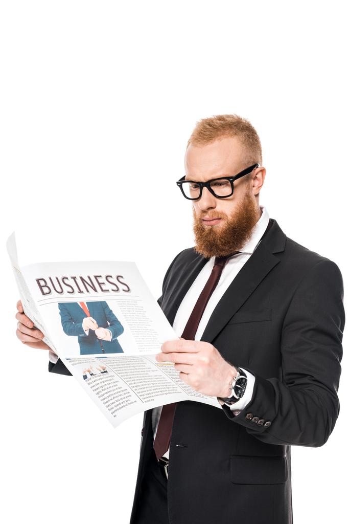 красивий молодий бородатий бізнесмен в окулярах читає газету ізольовано на білому
 - Фото, зображення