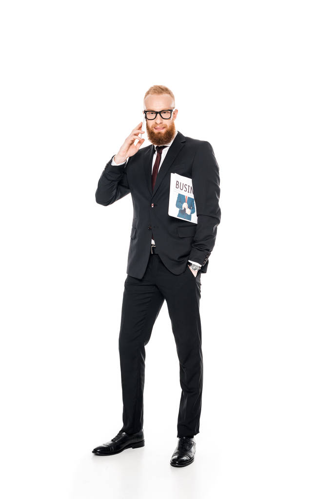 parrakas liikemies silmälasit tilalla sanomalehti ja puhuu älypuhelimella eristetty valkoinen
 - Valokuva, kuva