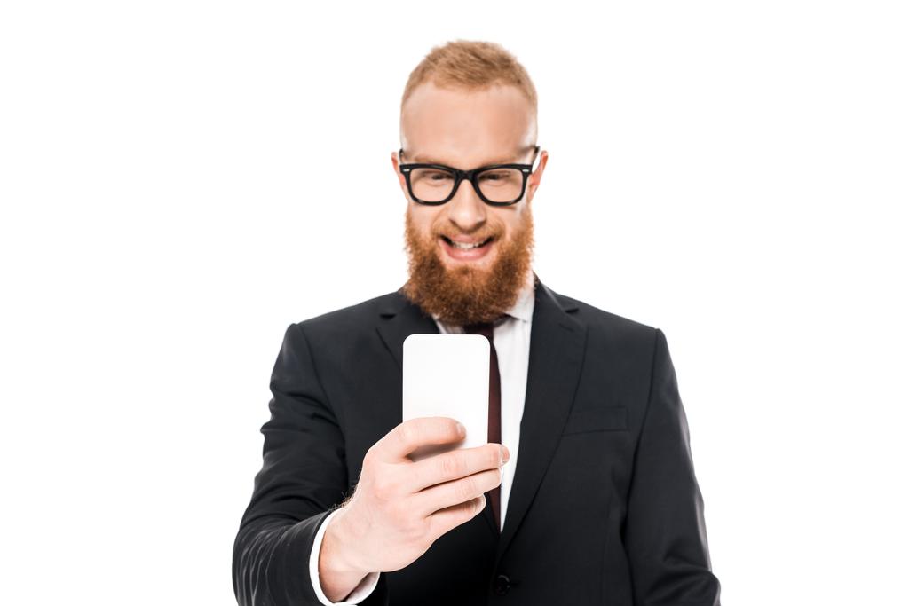 χαμογελαστός νεαρός επιχειρηματίας σε γυαλιά χρησιμοποιώντας smartphone που απομονώνονται σε λευκό - Φωτογραφία, εικόνα