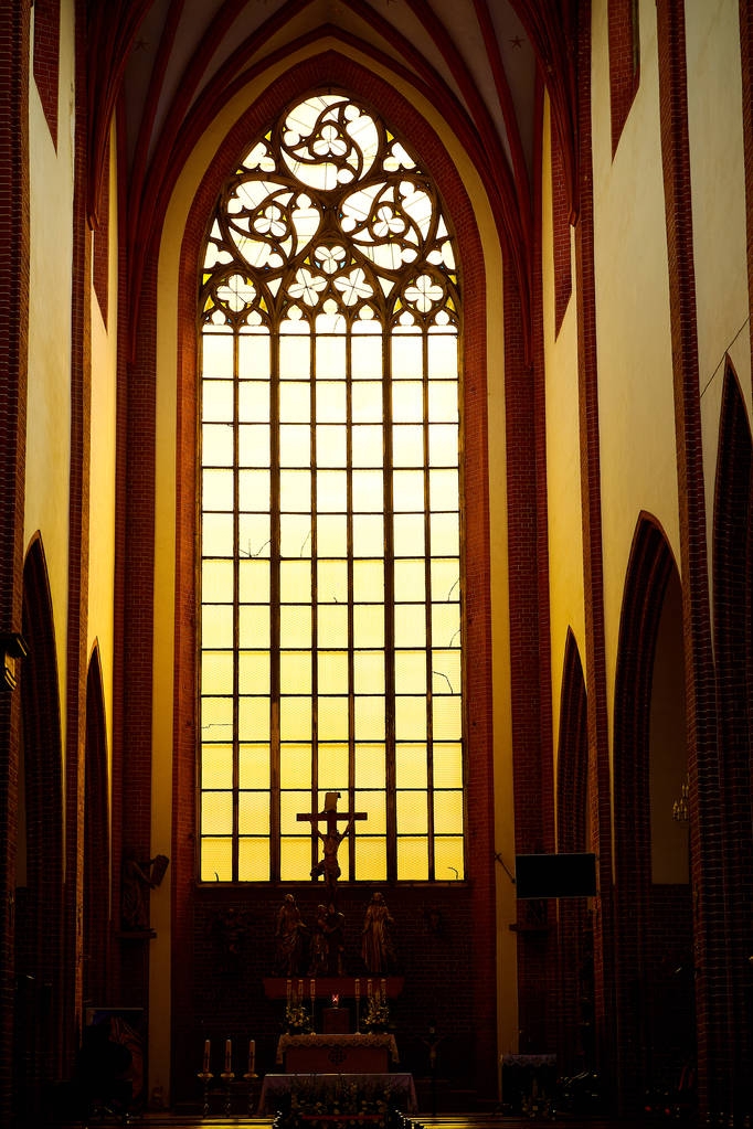 atemberaubendes Sonnenuntergangslicht durch ein mittelalterliches gotisches Kirchenfenster in Europa. - Foto, Bild
