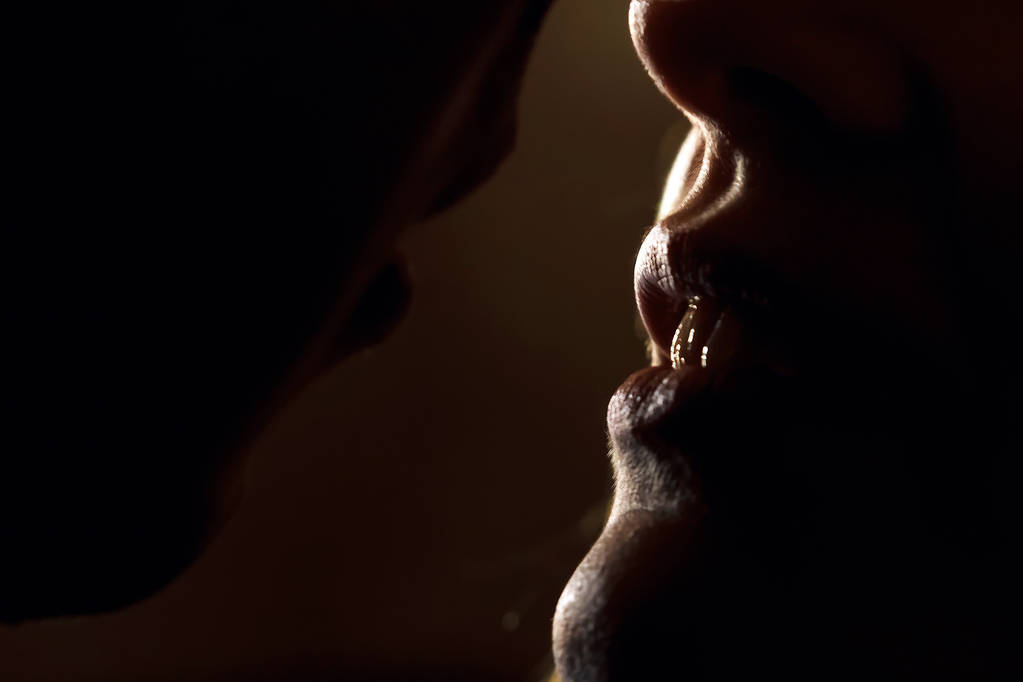 Erkek ve kız büyük dudakları öperler. Adam kızı öpüyor.. - Fotoğraf, Görsel