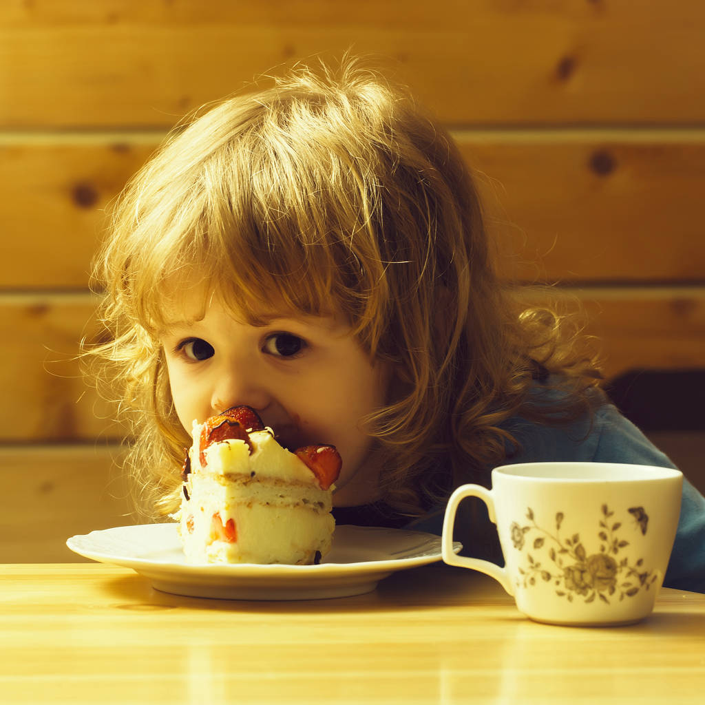 malý chlapec jí jahodový dort - Fotografie, Obrázek