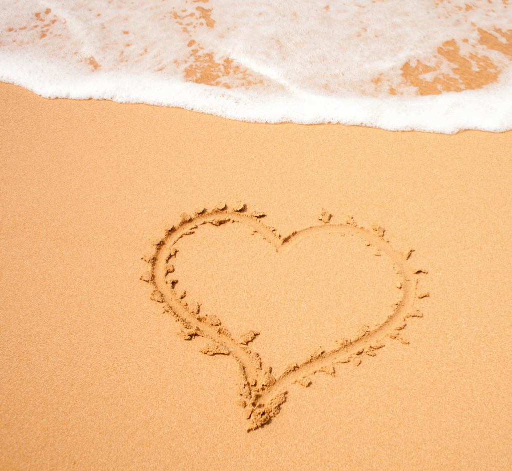 сердце на песке - Фото, изображение