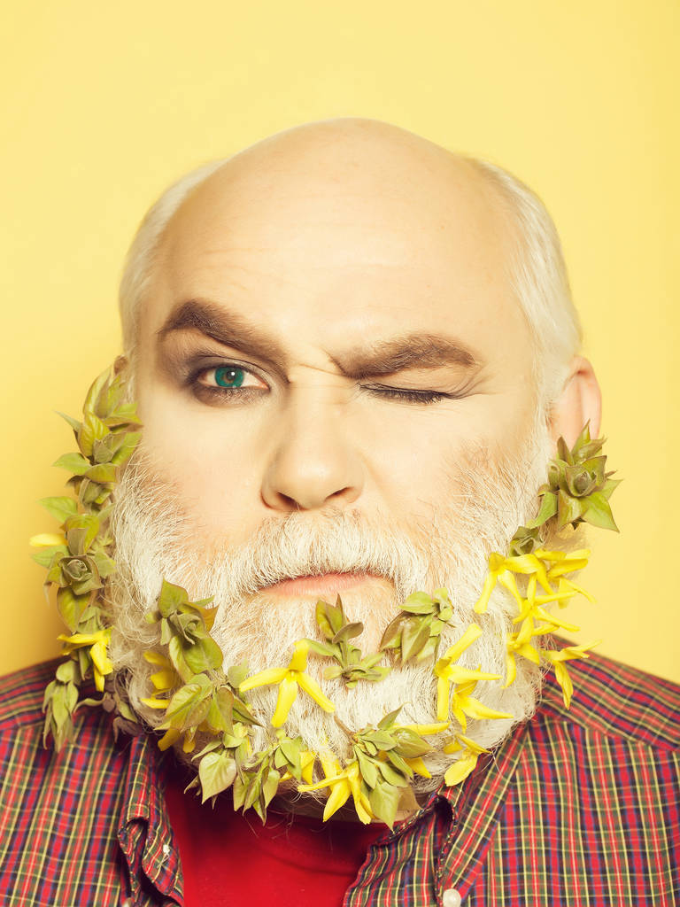 oude man met bloemen en bladeren in baard - Foto, afbeelding