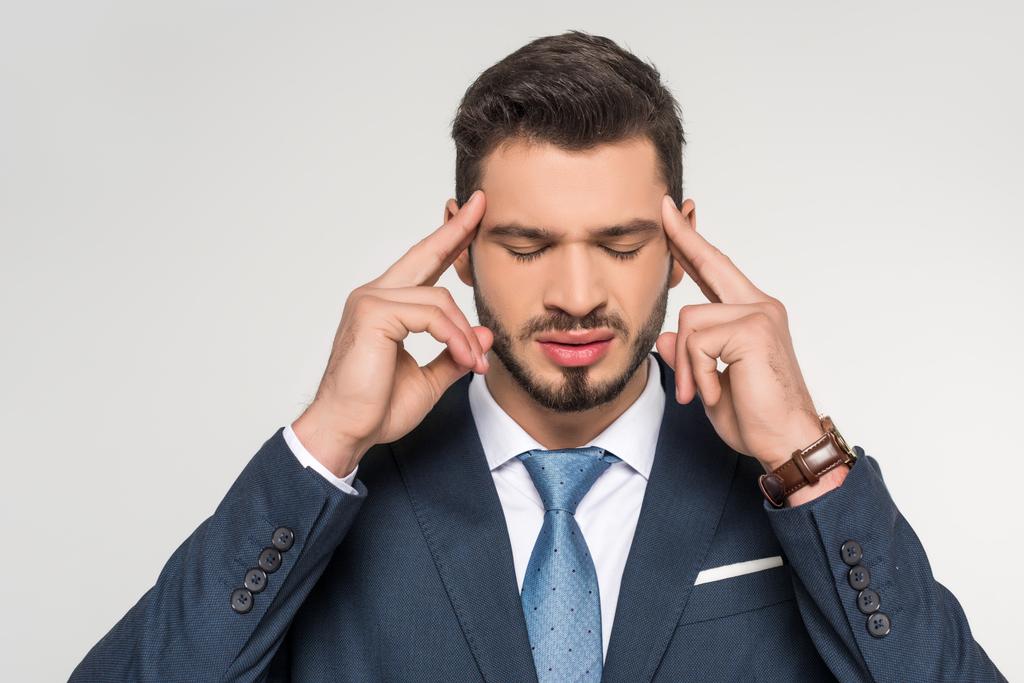 Stilvoller junger Geschäftsmann mit Kopfschmerzen isoliert auf grau  - Foto, Bild