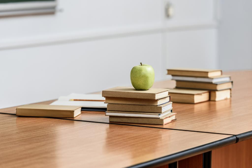 mela matura su pila di libri sul tavolo in sala conferenze
 - Foto, immagini