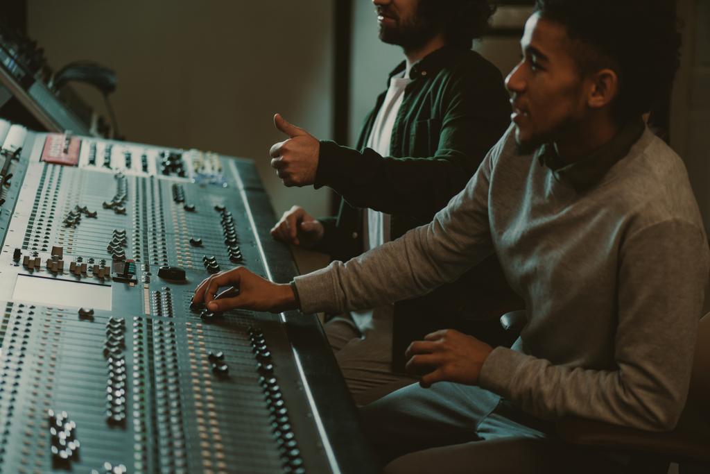 apuesto jóvenes productores de sonido en el estudio de grabación
 - Foto, Imagen