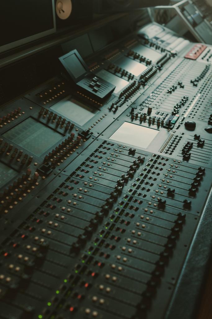 современный аналоговый графический эквалайзер на студии звукозаписи
 - Фото, изображение