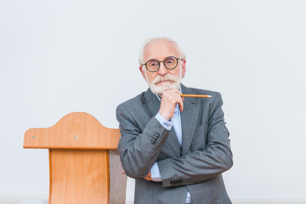 пенсійний старший викладач стоїть з олівцем ізольовано на білому
 - Фото, зображення