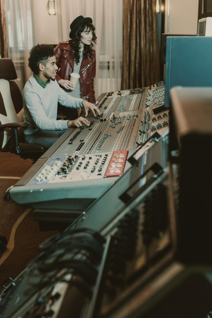 jóvenes músicos exitosos trabajan con equipos en el estudio de grabación
 - Foto, Imagen