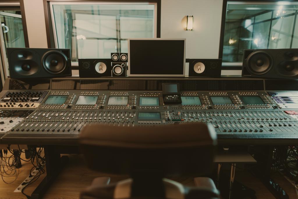 pohled na zvuk produkující vybavení v nahrávacím studiu - Fotografie, Obrázek