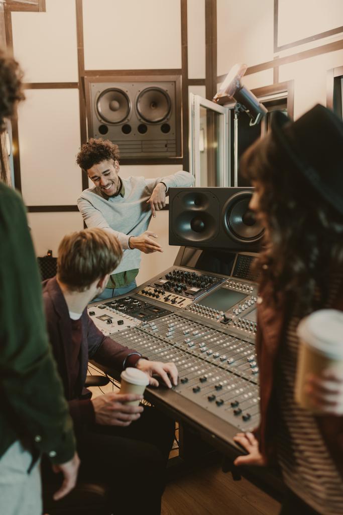 heureux groupe de musique passe du temps au studio d'enregistrement
 - Photo, image