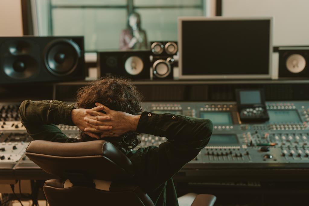 hang termelő pihen a karosszékben stúdió - Fotó, kép