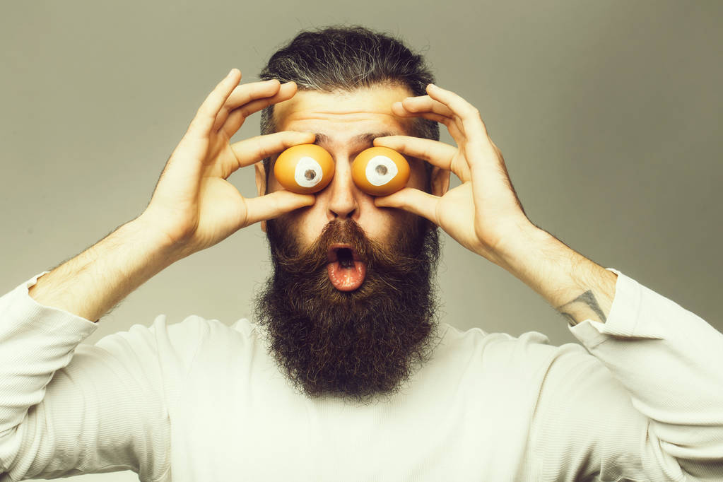 emoční vousatý muž s očima vejcem - Fotografie, Obrázek