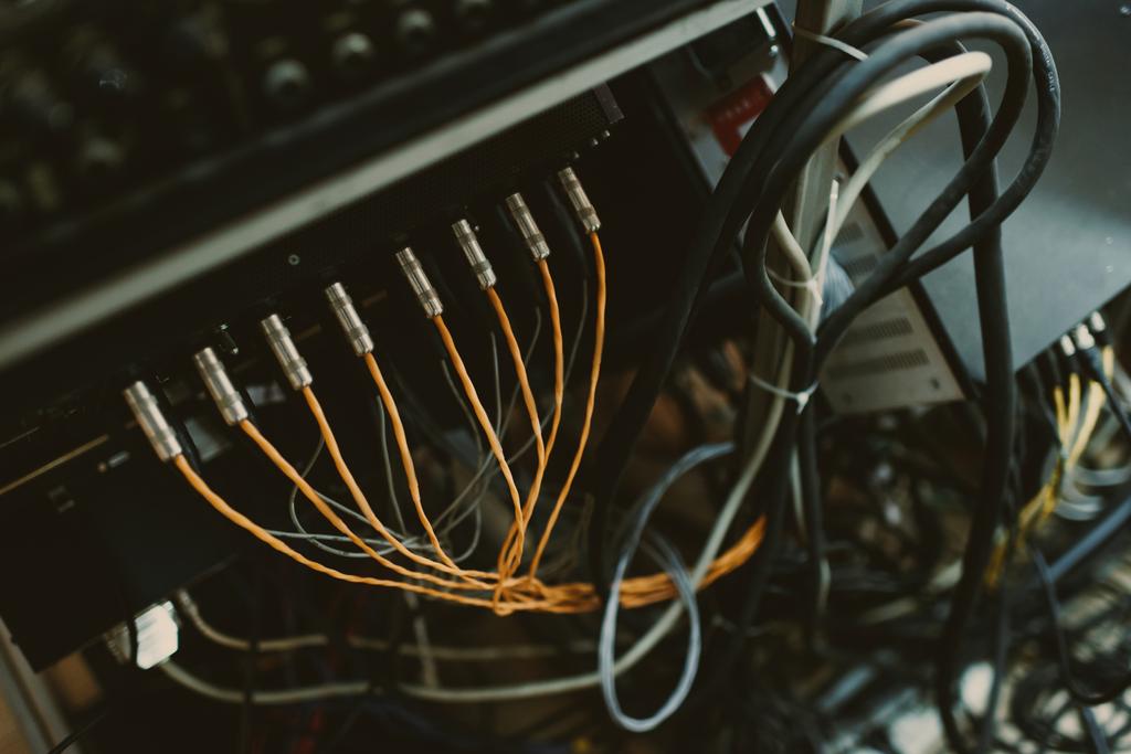 vista superior de cables conectados a amplificadores de sonido
 - Foto, Imagen