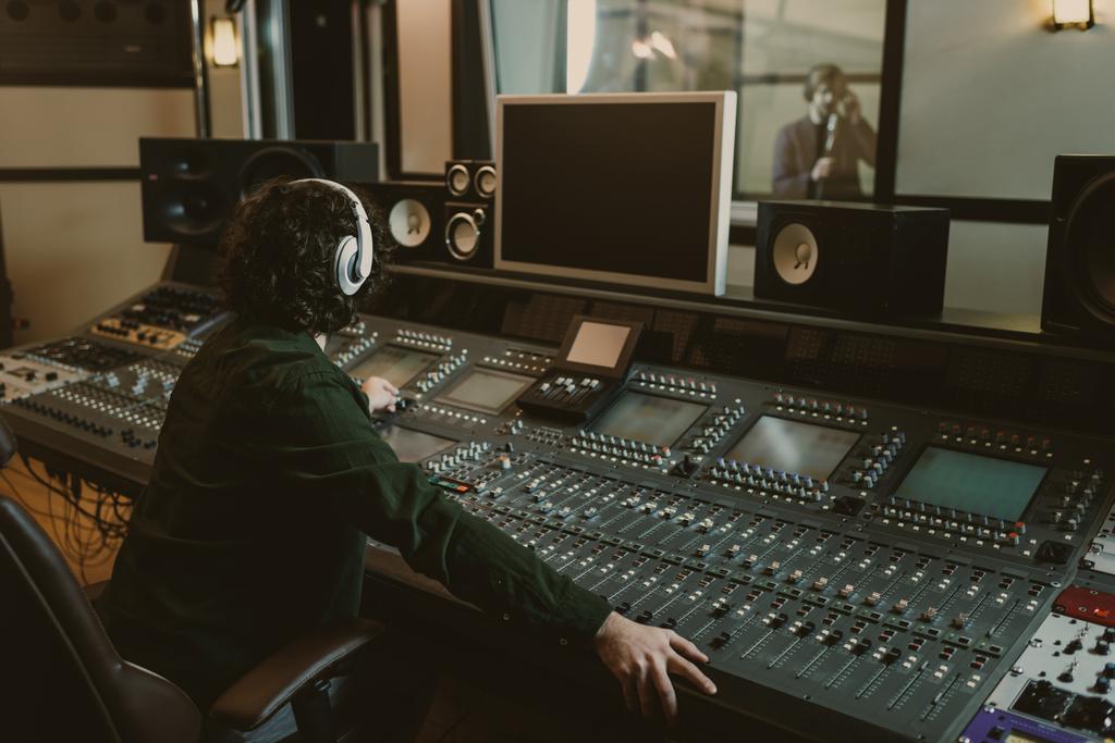 Звуковой продюсер, работающий в студии во время записи песни
 - Фото, изображение