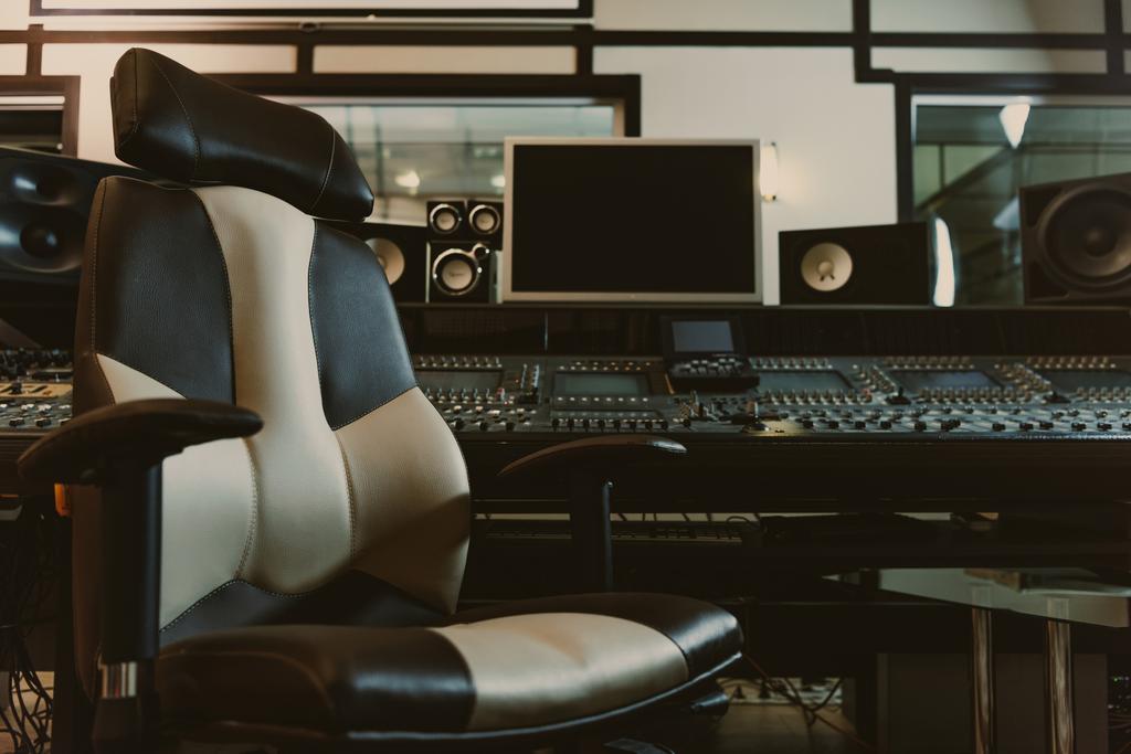 крісло перед графічним еквалайзером на студії звукозапису
 - Фото, зображення