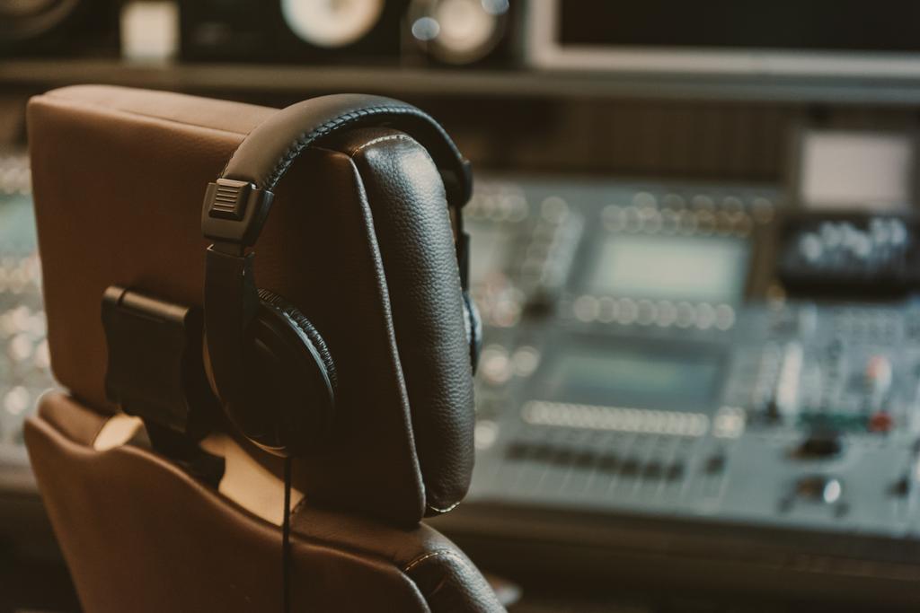 słuchawki, wiszące na fotel w studiu nagrań - Zdjęcie, obraz