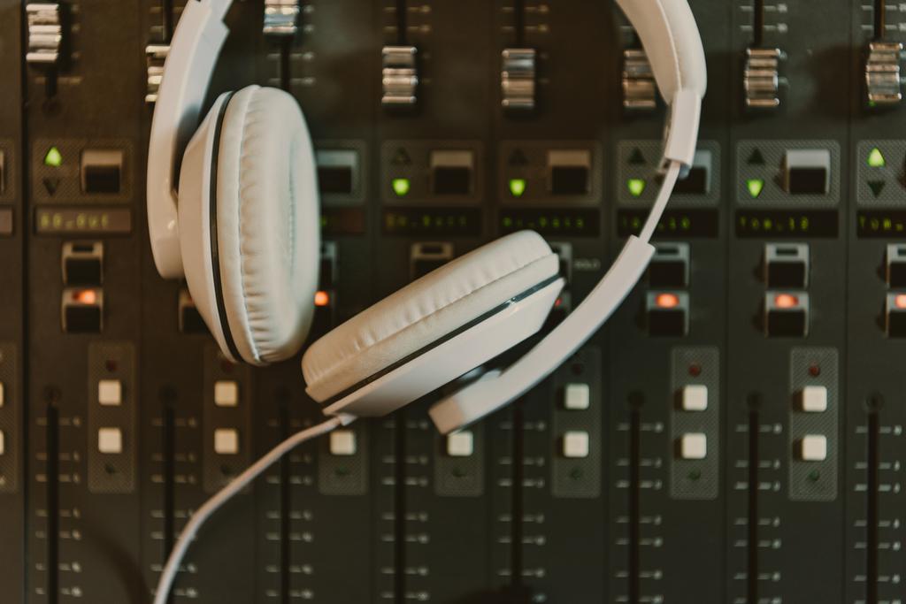 ylhäältä näkymä kuulokkeet graafinen taajuuskorjain äänitysstudiossa
 - Valokuva, kuva