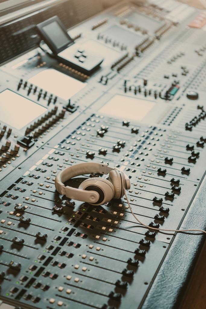 Słuchawki na korektor graficzny w studiu nagrań - Zdjęcie, obraz