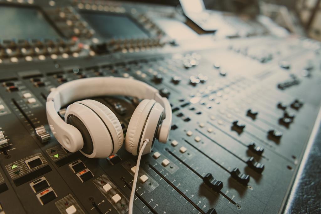 close-up de fones de ouvido no equalizador gráfico no estúdio de gravação
 - Foto, Imagem