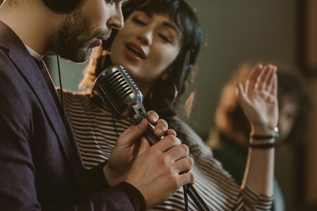 close-up de cantores cantando música juntos
 - Foto, Imagem